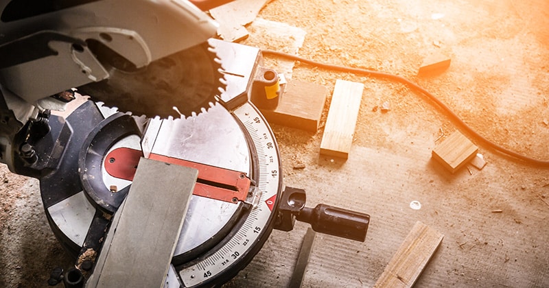 MITER SAW WITH SCRAP WOOD